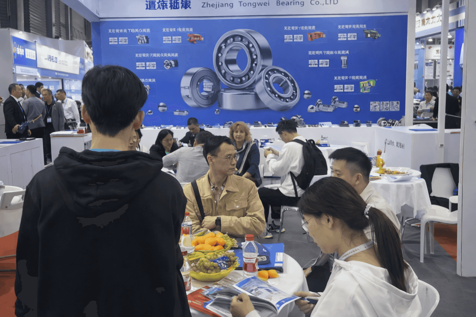 International industrial exhibition meeting with overseas buyers at factory booth discussing gearbox cooperation